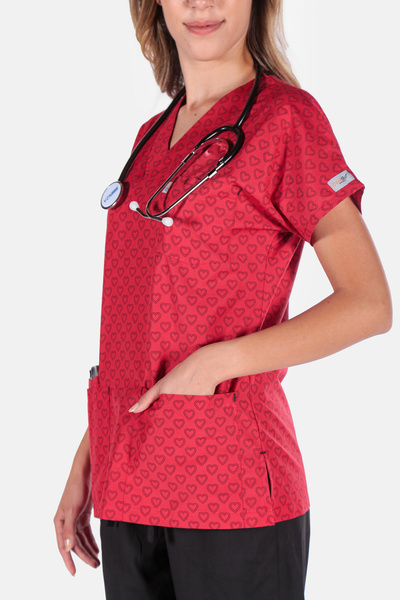 Colour Suit TEK ÜST KIRMIZI KALP DESENLİ ,LİKRALI CERRAHİ TEK ( SCRUBS ) HEMŞ...