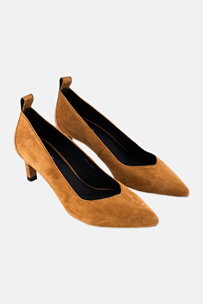 Geox حذاء بيبيانا نسائي من جلد الغزال، لون كونياك