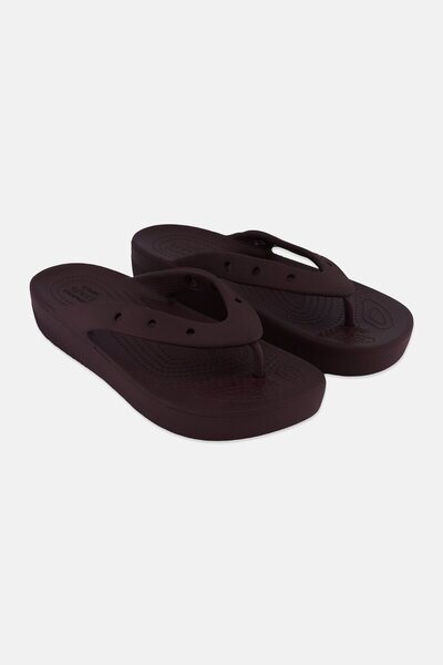 Crocs صندل نسائي كلاسيكي سهل الارتداء، لون أحمر كرزي