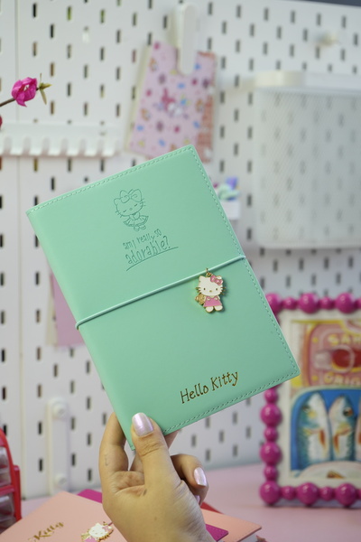 Victoria's Journals Hello Kitty Vegan Deri Günlük 13x18 cm Çizgili Defter Lastikli – Charm Süs Detaylı