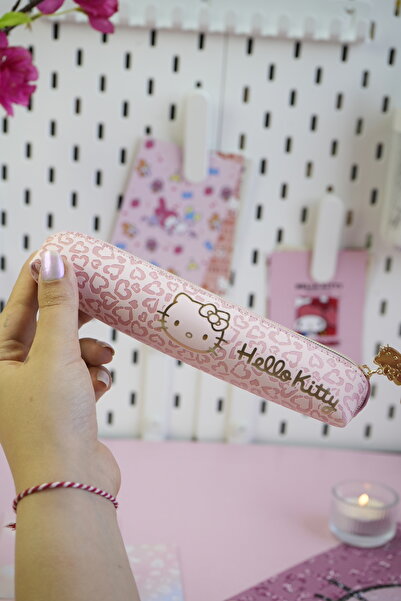 Victoria's Journals Hello Kitty Hush Hush Kilitli Defter + Vegan Deri Kalemlik Kutulu Set – 160 Yaprak, Çizgili