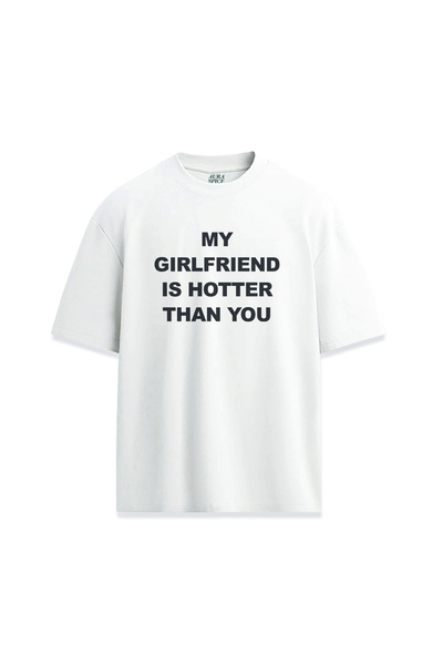 Darkia تي شيرت مريح للجنسين بتصميم مكتوب على شكل صديقتك أكثر سخونة منك