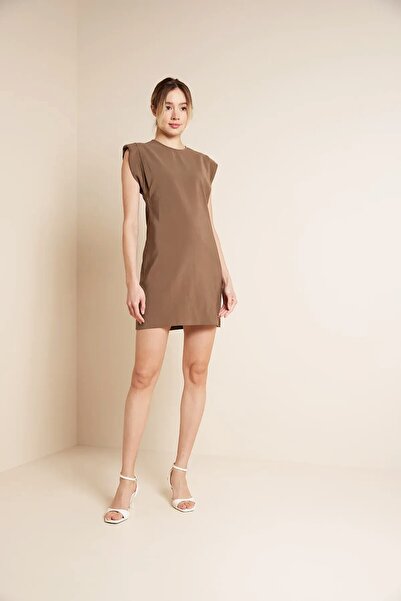 Nisan فستان قصير بدون أكمام من فاتكالي