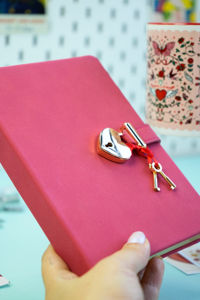 Victoria's Journals Diary with Lock, Notebook 13X18 Cm. Hush