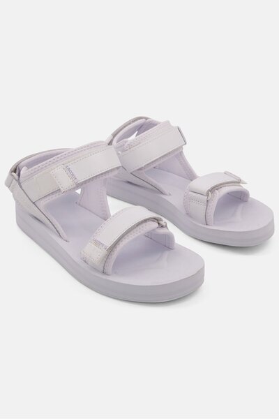 Lacoste صندل سوروجا بلس للنساء بإغلاق فيلكرو، أبيض فاتح