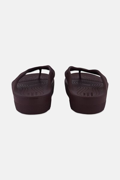 Crocs صندل نسائي كلاسيكي سهل الارتداء، لون أحمر كرزي