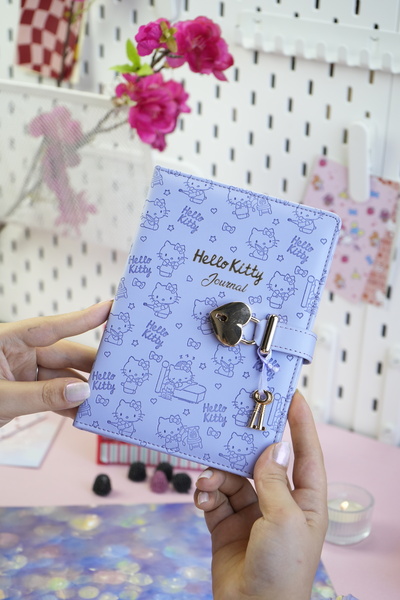 Victoria's Journals Hello Kitty Hush Hush Kilitli Defter + Vegan Deri Kalemlik Kutulu Set – 160 Yaprak, Çizgili