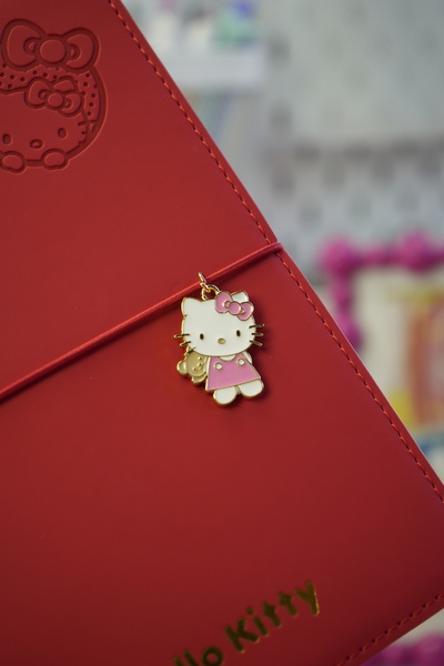 Victoria's Journals Hello Kitty Vegan Deri Günlük 13x18 cm Çizgili Defter Lastikli – Charm Süs Detaylı