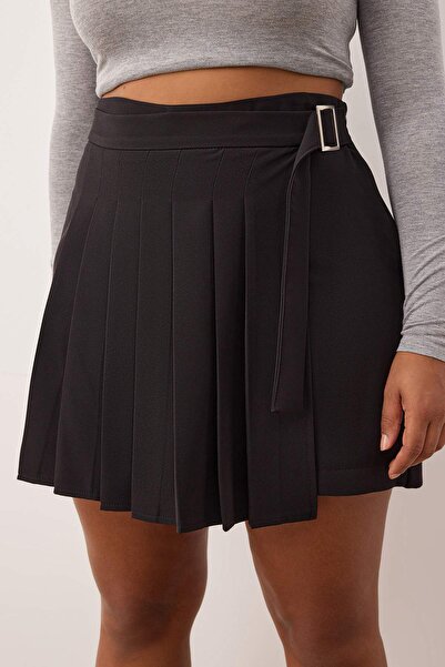 Trendyol Curve Černá skládaná tkaná velká kraťasová sukně TBBAW26AZ00015