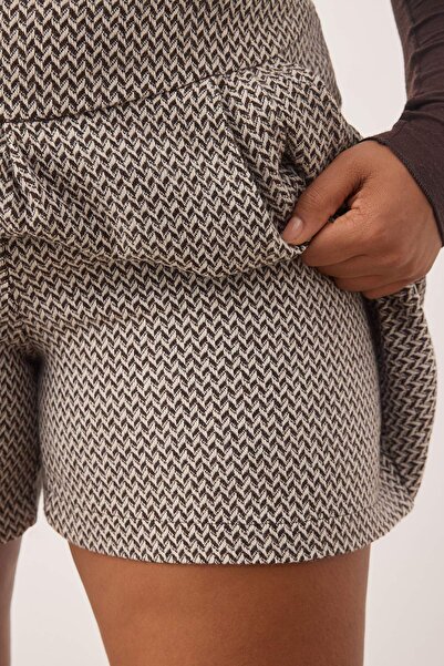 Trendyol Curve Vícebarevné zimní šortky s páskem, krátké šortky velké velikosti, vzhled sukně TBBAW26AP00003