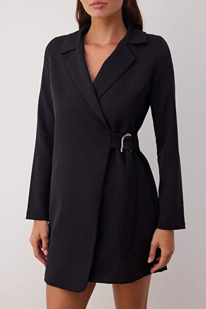 Trendyol Collection Schwarzes, einfarbiges, kurz geschnittenes/Mini-Webkleid mit detaillierten Accessoires und zweireihigem Verschluss TWOAW26EL00075