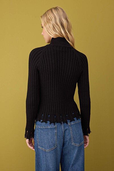 Trendyol Collection Pulover negru scurt/crop cu detaliu de curățare la capăt TWOAW26KZ00102