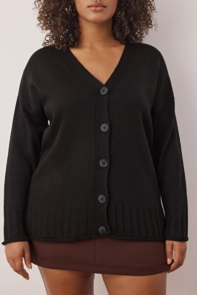 Trendyol Curve Schwarze Strickjacke mit V-Ausschnitt und Knöpfen TBBAW23AV00087