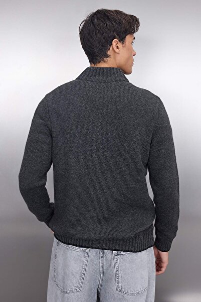 Trendyol Collection Anthrazitfarbene Strickjacke aus Wolle mit normaler Passform und detaillierter Reißverschlusstasche TMNAW21HI0349