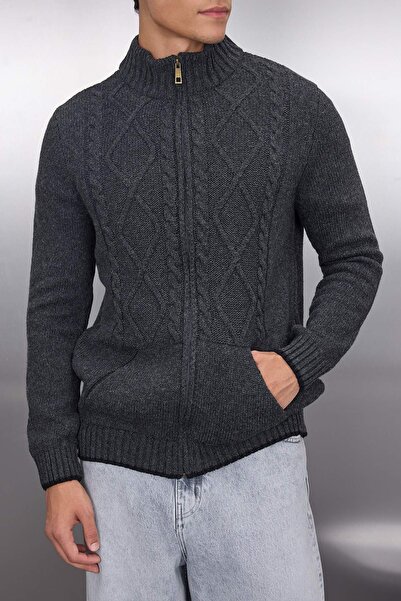 Trendyol Collection Anthrazitfarbene Strickjacke aus Wolle mit normaler Passform und detaillierter Reißverschlusstasche TMNAW21HI0349