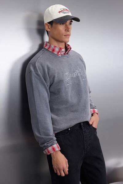 Trendyol Collection Anthracite Oversize/Wide Cut Crew Neck Text Embroidery Pale Effect Sweatshirt Tmnaw25Sw00055