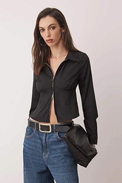 Trendyol Collection Schwarzes, vorne mit Reißverschluss versehenes, tailliertes Hemd TWOAW26GO00011