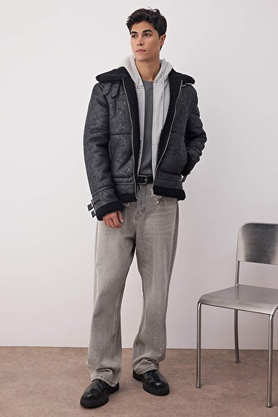 Trendyol Collection Męska czarna kurtka zimowa o regularnym kroju z futrzanym wykończeniem TMNAW25MO00013