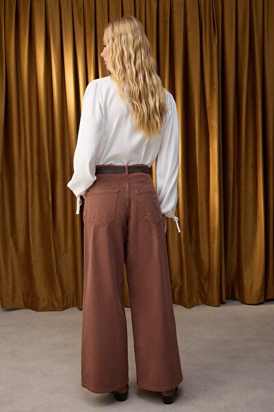 Trendyol Collection Ειδική συλλογή Καφέ Χαλαρό τζιν με χαμηλή μέση και λεπτομέρεια ραφής με ζώνη TWOAW26JE00020