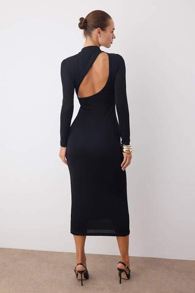 Trendyol Collection Schwarzes, detailliertes Strickkleid mit Rücken TPRAW26EL00016