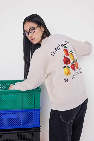 Trendyol Collection Πλεκτό φούτερ με στάμπα στην πλάτη με πέτρα Oversize/Wide Fit με χοντρό εσωτερικό φλις TWOAW26SW00124