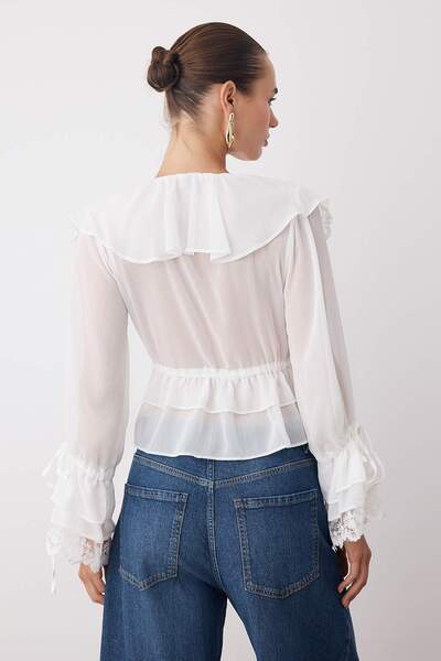 Trendyol Collection Ecru Transparente Spitze, detaillierte, gerüschte, gewebte Partybluse TPRAW26BZ00015