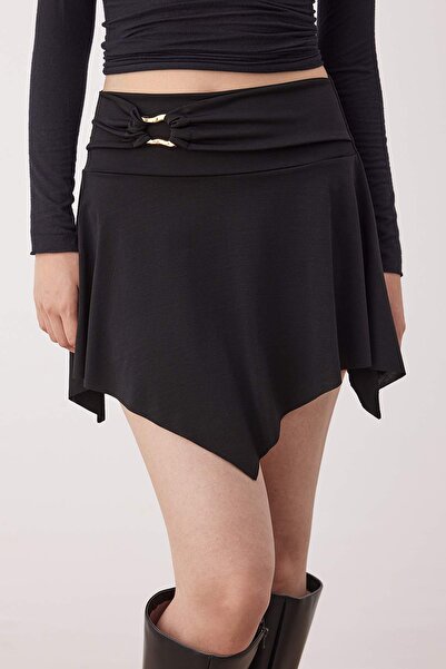 Trendyol Collection Μαύρη ασύμμετρη μίνι πλεκτή φούστα με λεπτομέρεια αξεσουάρ TWOSS25ET00214