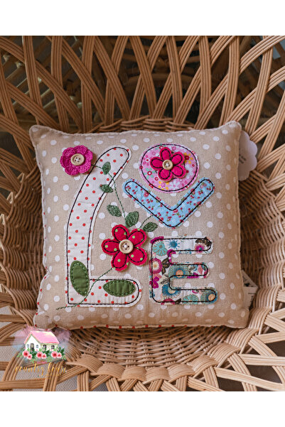 Isabelle Rose Home وسادة LOVE ذات الطراز الريفي من تصميم إيزابيل روز