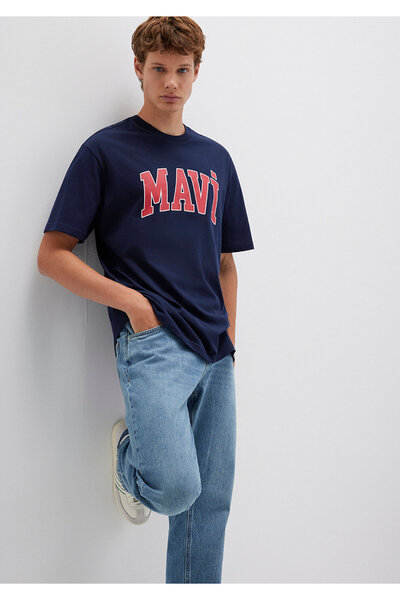 Mavi T-Shirt s potištěným logem v námořnické modré Volný střih / Volný uvolněný střih0611711-84371