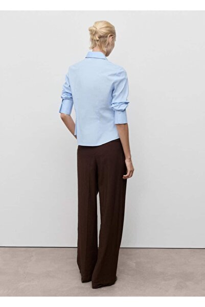MANGO Woman Bedene oturan poplin gömlek