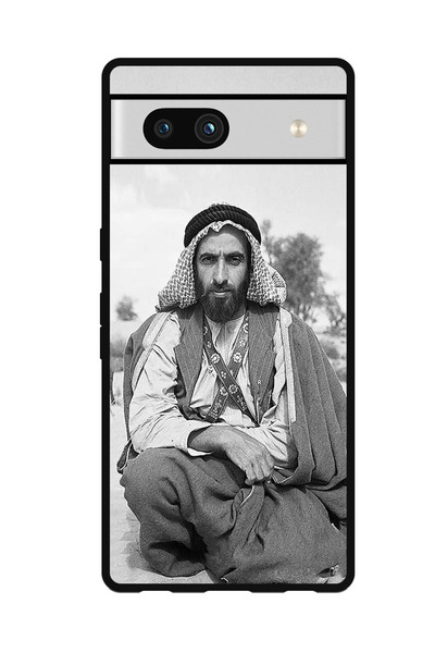 Theodor جراب واقٍ مضاد للخدش والصدمات لهاتف Google Pixel 7a الشيخ زايد جالسًا