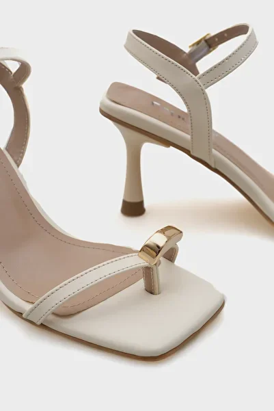 Capone Outfitters Cindy Blunt Toe Heeled Ankle Strap Flip Flops Women's Sandals