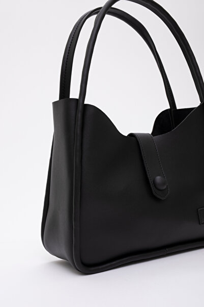 SHAKA Μαύρη Shk79 Δερμάτινη τσάντα μακιγιάζ με κουμπιά και τσάντα ώμου με λεπτομέρεια