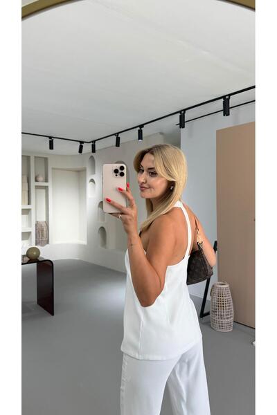 Sezgi Tekin Бяла жилетка с костни копчета на гърба