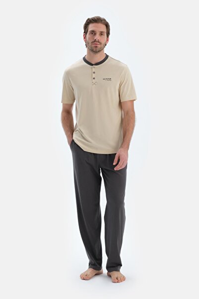 Dagi Stone Short Sleeve T-Shirt Pants Pajama Set with Patch and Print Detail