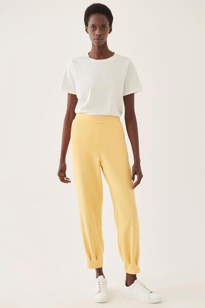 Perspective Banners Comfortable Fit Long Length Mid Waist Yellow Color Women's Sweatpants