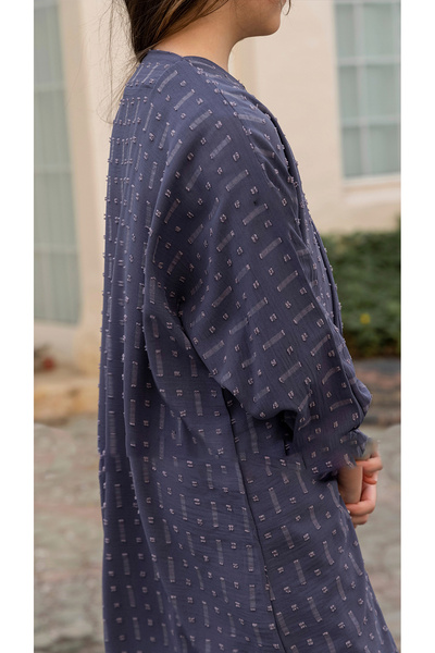 outline Gray abaya with polka dot fabric