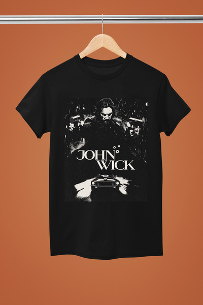 MAGORS تيشيرت جون ويك مطبوع من القطن بأكمام قصيرة وقصة عادية