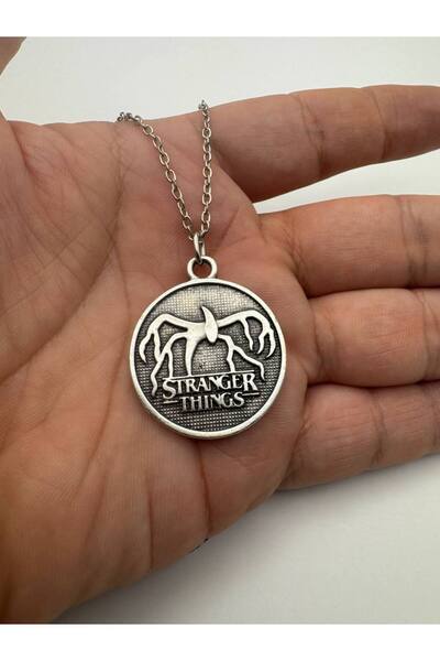 Yuchicly قلادة ذات طابع غريب - إكسسوار معدني للنساء والرجال