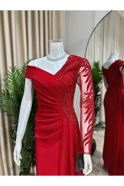 Diva style Off-shoulder evening dress with luxurious embroidery