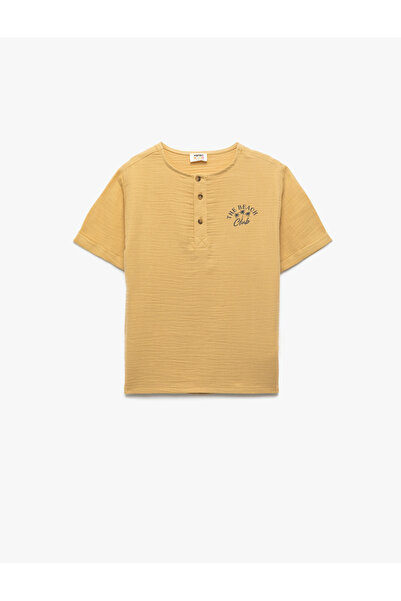 Koton Κοντομάνικο βαμβακερό μπλουζάκι με λαιμόκοψη ποδηλάτου και κουμπιά