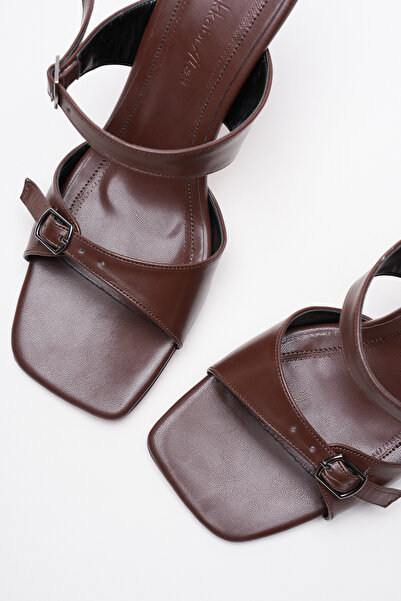 Ayakkabı Ateşi Дамски пантофки с двойна каишка и ток Rona от кафява кожа