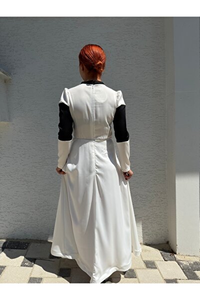 BURKAY Siyah Beyaz Kontrast Renkli Çiçek Detaylı Uzun Abiye Elbise – Şık ve Zarif Tasarım