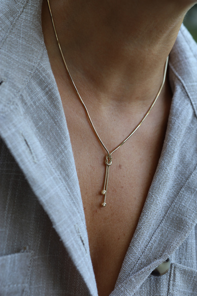 Yenigün Kuyumculuk 14 Ayar Altın Balıksırtı Uçları Dorika Toplu Düğüm Detaylı Sallantılı Kolye