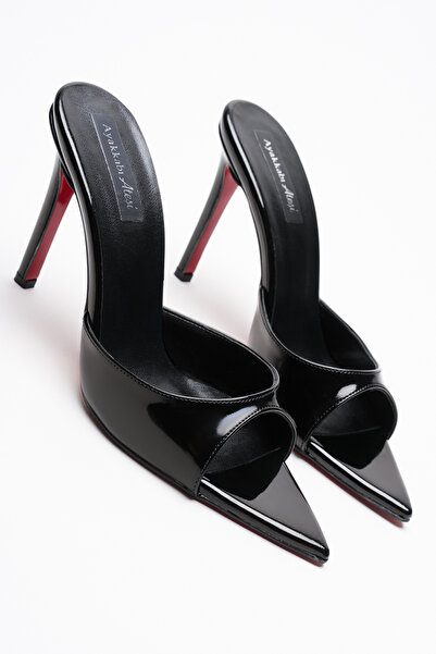 Ayakkabı Ateşi Γυναικείες μυτερές παντόφλες με λεπτό τακούνι Sona Μαύρο λουστρίνι