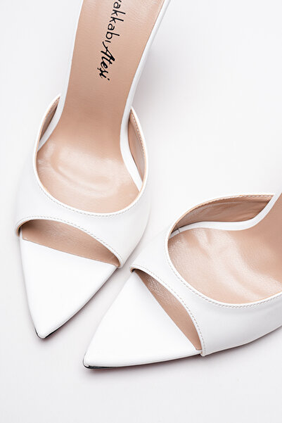 Ayakkabı Ateşi Papuci de damă cu vârf ascuțit și toc subțire Sona piele albă