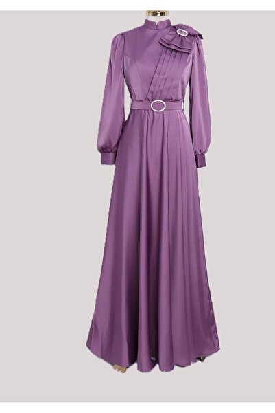 NAYBER FASHİON KADIN ŞIK TASARIM FİYONKLU TAŞLI KEMERLİ BROŞ DETAYLI SATEN ELBİSE