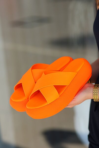 Madam Tarz Arena-402 Thick Soled Cross Slippers