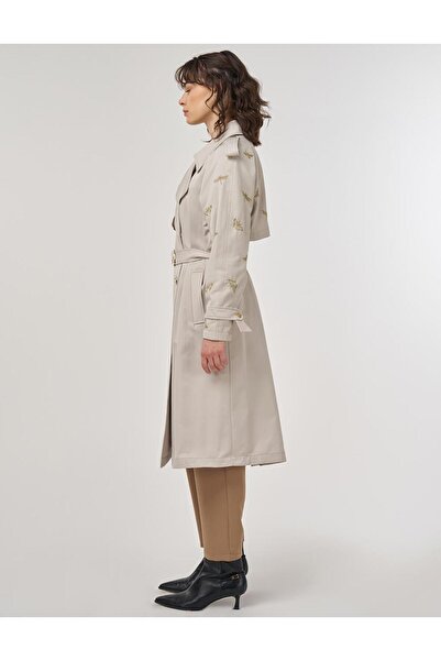 Kayra Πέτρα με λεπτομέρεια από κούμπωμα στο κορδόνι της καμπαρντίνας