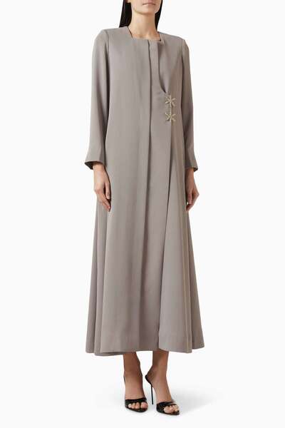 Aquillora Capture Elegance with This Gracefully Designed Abaya Featuring a So...